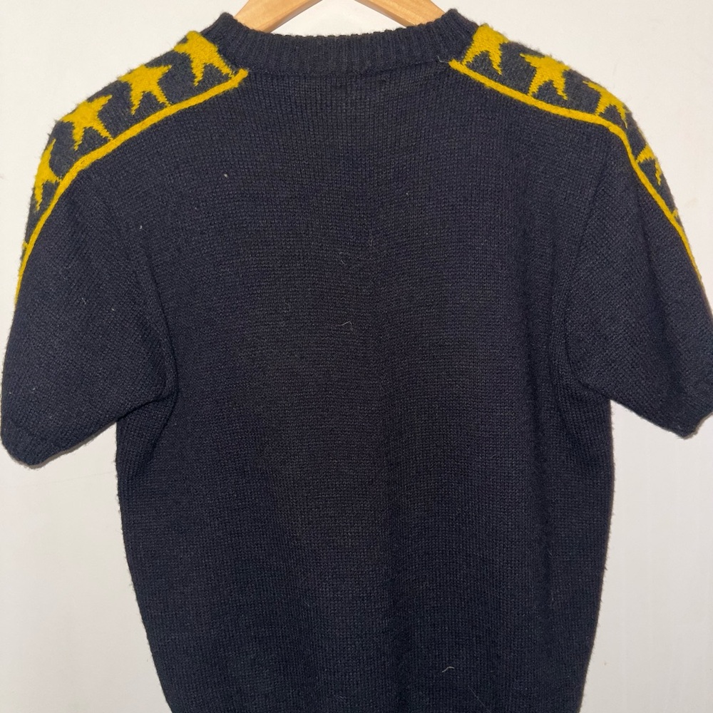Short sleeve acrylic material sweater